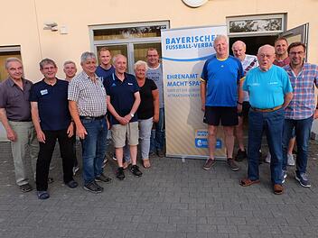 Schorsch Stöth (KEAB i.R. von links), Klaus Eisenmann (KEAB), Bernd Ließ, Horst Hein, Nico Rogge, Toni Adelhardt (BEAR Ufr.), Maria Bürger, Dieter Büchner, Wolfram Raab, Rainer Lochmüller (Kreisvors. BFV), Wolfgang Taubert, Ulli Kaiser (1. Vor. SV Aura), Jürgen Stumpf (VEAB SV Aura).  Foto: Philipp Bauernschubert