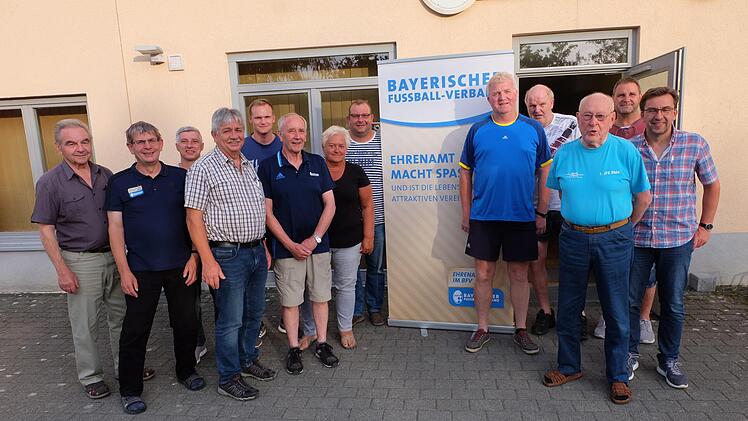 Schorsch Stöth (KEAB i.R. von links), Klaus Eisenmann (KEAB), Bernd Ließ, Horst Hein, Nico Rogge, Toni Adelhardt (BEAR Ufr.), Maria Bürger, Dieter Büchner, Wolfram Raab, Rainer Lochmüller (Kreisvors. BFV), Wolfgang Taubert, Ulli Kaiser (1. Vor. SV Aura), Jürgen Stumpf (VEAB SV Aura).  Foto: Philipp Bauernschubert