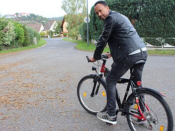 Regassa Shiferaw Dissasa fährt jeden Morgen mit dem Rad von Volkers nach Bad Brückenau in das Seniorenheim Sinntal. Foto: Julia Raab