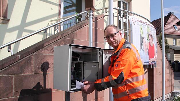 Ein Jahr lang entnahm Werner Übelacker vom Bauhof Proben an der Luftmessstation am Alten Rathausplatz. Foto: Archiv/Ulrike Müller