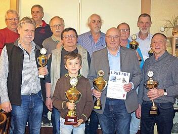 Der Vogelzuchtverein Kronach verlieh den Geehrten Urkunden und Pokale. Foto: Heike Schülein