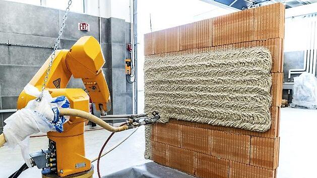 Das neuartige, aufspritzbare Dämmsystem "maxit ecosphere" soll die energetische Sanierung enorm beschleunigen. Aufgebracht werden kann es mit herkömmlichen Putzmaschinen. Künftig sollen aber auch Roboter Standardarbeiten übernehmen.  Foto: Deutscher Zukunftspreis|A.Pudenz