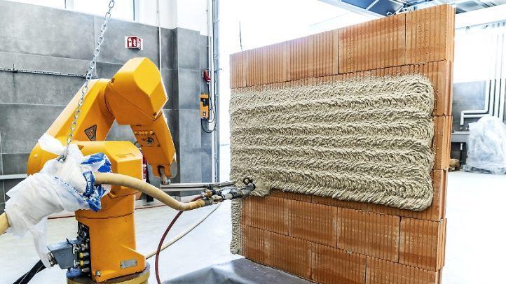 Das neuartige, aufspritzbare Dämmsystem "maxit ecosphere" soll die energetische Sanierung enorm beschleunigen. Aufgebracht werden kann es mit herkömmlichen Putzmaschinen. Künftig sollen aber auch Roboter Standardarbeiten übernehmen.  Foto: Deutscher Zukunftspreis|A.Pudenz