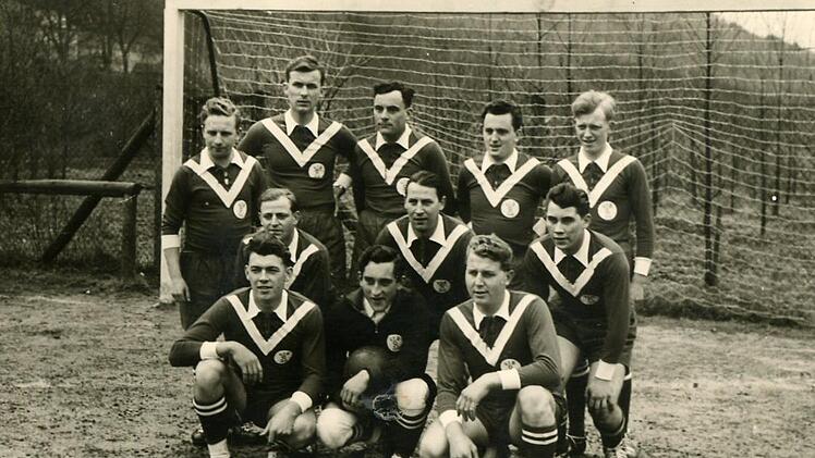 Die erste Mannschaft des VfB Rupboden: (stehend von links) Adam Reusch, Erwin Bohn, Willi Baumgartner, Franz Rubi, Ernst Schäfer, (Mitte von links) Peter Kuckert, Willi Riemey, Erich Günther, (vorne von links) Erhard Bohn, Angelus Ankert, Friedl Götzelmann.  Foto: VfB