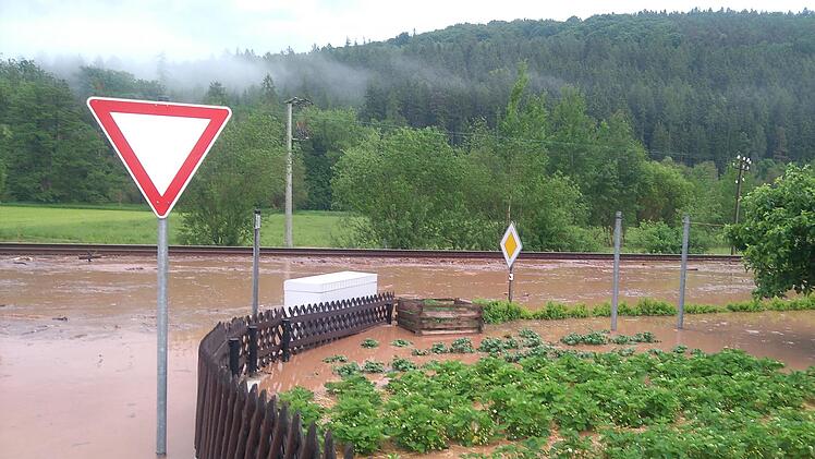 "Land unter" herrschte am Wochenende nach dem Gewitter mit Starkregen in Gräfendorf.  Foto: Richard Fischer
