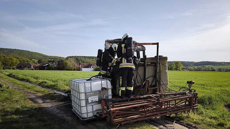 Waizendorf: Staatsstraße wegen brennenden Traktor voll gesperrt - "Vollbrand"
