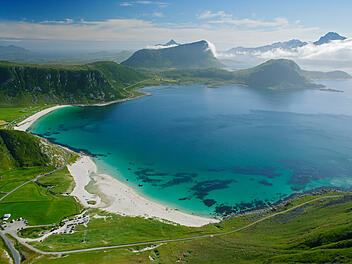 Sommerdag innerst i Vikspollen på Vestvågøya i Lofoten, Nordland. Vik. Haukland. Vestvågøy. Sandstrand. Haukelandstrand. Hauklandstrand. Kyst. Kystlandskap. Hav og fjell. Fra fjellet Mannen. Kysten. Sommer i Lofoten. Nord-Norge. Sommertag in Vikspollen auf Vestvågøya auf den Lofoten, Nordland. Vik. Haukland. Vestvågøy. Sandstrand. Haukelandstrand. Hauklandstrand. Küste. Küstenlandschaft. Meer und Berge. Vom Berg Mannen. Die Küste. Sommer auf den Lofoten. Nordnorwegen.