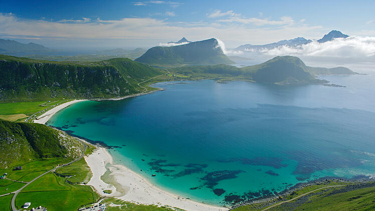 Sommerdag innerst i Vikspollen på Vestvågøya i Lofoten, Nordland. Vik. Haukland. Vestvågøy. Sandstrand. Haukelandstrand. Hauklandstrand. Kyst. Kystlandskap. Hav og fjell. Fra fjellet Mannen. Kysten. Sommer i Lofoten. Nord-Norge. Sommertag in Vikspollen auf Vestvågøya auf den Lofoten, Nordland. Vik. Haukland. Vestvågøy. Sandstrand. Haukelandstrand. Hauklandstrand. Küste. Küstenlandschaft. Meer und Berge. Vom Berg Mannen. Die Küste. Sommer auf den Lofoten. Nordnorwegen.