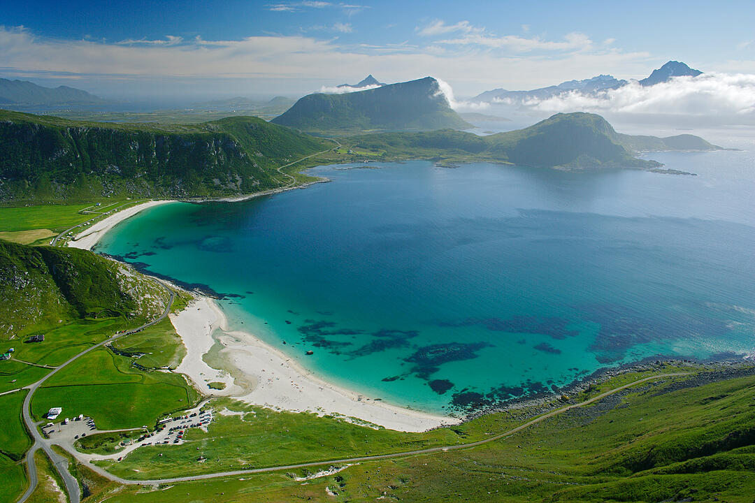 Sommerdag innerst i Vikspollen på Vestvågøya i Lofoten, Nordland. Vik. Haukland. Vestvågøy. Sandstrand. Haukelandstrand. Hauklandstrand. Kyst. Kystlandskap. Hav og fjell. Fra fjellet Mannen. Kysten. Sommer i Lofoten. Nord-Norge. Sommertag in Vikspollen auf Vestvågøya auf den Lofoten, Nordland. Vik. Haukland. Vestvågøy. Sandstrand. Haukelandstrand. Hauklandstrand. Küste. Küstenlandschaft. Meer und Berge. Vom Berg Mannen. Die Küste. Sommer auf den Lofoten. Nordnorwegen.