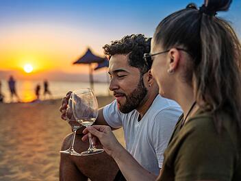 Mallorca ist die beliebteste Urlaubsinsel der Deutschen. Längst fliegt aber die halbe Welt auf die Insel. Es gibt sogar Direktflüge aus New York nach Palma! Vor allem wohlhabende Gäste schauen sich dann auch häufig nach Wohnungen oder Häusern um. Hat der Spaß auf "Malle" bald Urlaub?