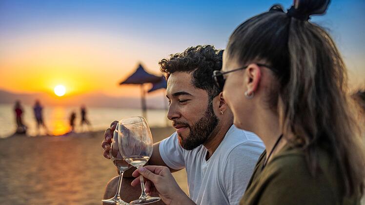 Mallorca ist die beliebteste Urlaubsinsel der Deutschen. Längst fliegt aber die halbe Welt auf die Insel. Es gibt sogar Direktflüge aus New York nach Palma! Vor allem wohlhabende Gäste schauen sich dann auch häufig nach Wohnungen oder Häusern um. Hat der Spaß auf "Malle" bald Urlaub?