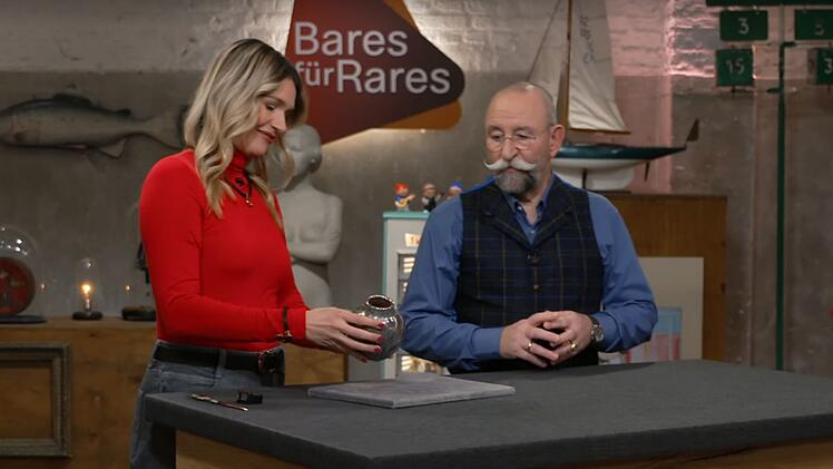 Horst Lichter und Expertin Bianca Berding waren von einer Jugendstil-Glas-Vase sofort begeistert. Die H&auml;ndler sp&auml;ter auch.