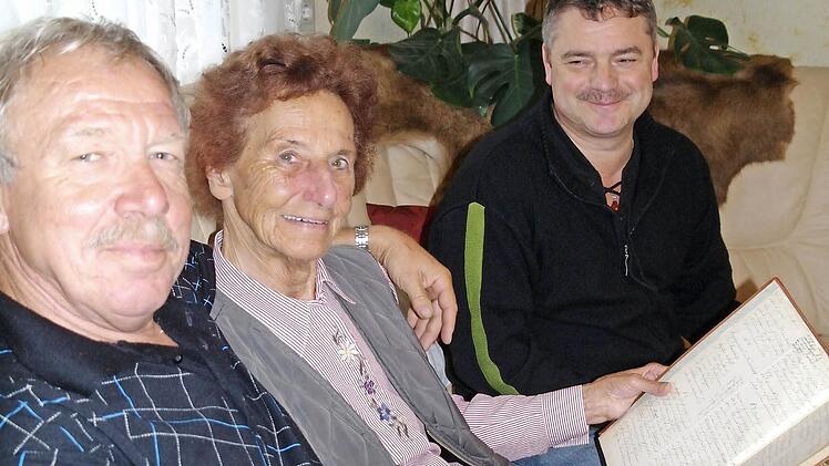 Walter Schmidt, Käthe Kraus und Arnd Molnar freuen sich auf das Jubiläumsfest, für dessen Vorbereitung sie sich tief in die Geschichte eingelesen haben.Foto: Stephanie Elm