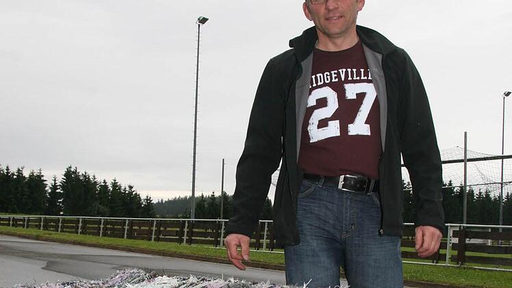 Manfred Rodler zeigt den selbst konstruierten fliegenden Teppich. Bei den LQN-Spielen kommt die Gerätschaft zum ersten Mal zum Einsatz. Foto: Sonja Adam