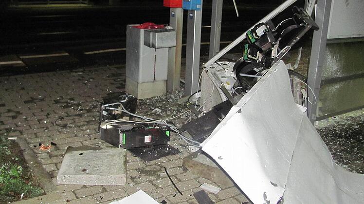 Stationen der Ermittlung: Der gesprengte Fahrkartenautomat in Gaubüttelbrunn.  Foto: Polizei