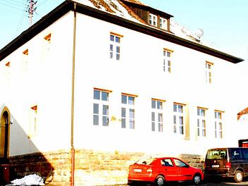 Einer der Schwerpunkte bei der punktuellen Dorferneuerung in Birkenfeld betrifft das Umfeld der "Alten Schule", die heute den Dorfmittelpunkt bedeutet. Foto: Gerhard Schmidt