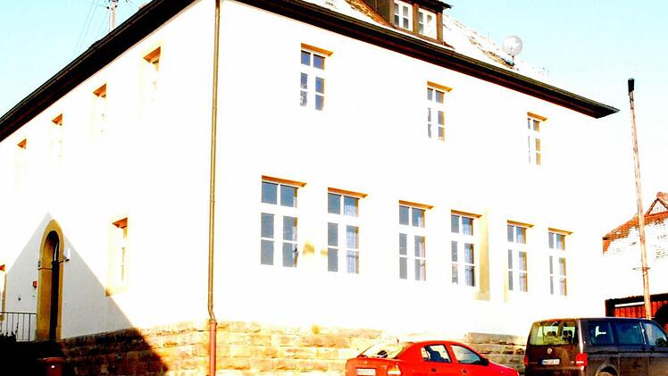 Einer der Schwerpunkte bei der punktuellen Dorferneuerung in Birkenfeld betrifft das Umfeld der "Alten Schule", die heute den Dorfmittelpunkt bedeutet. Foto: Gerhard Schmidt