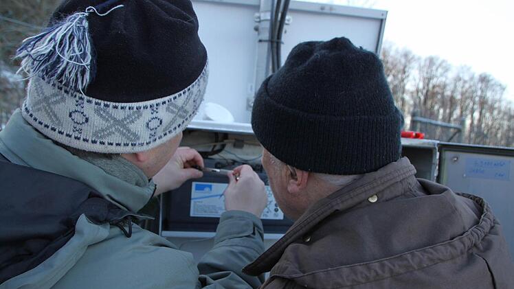 Joachim Dahmer und Kuno Rüttiger versuchen, den Fehler zu beheben. Foto: Ulrike Müller