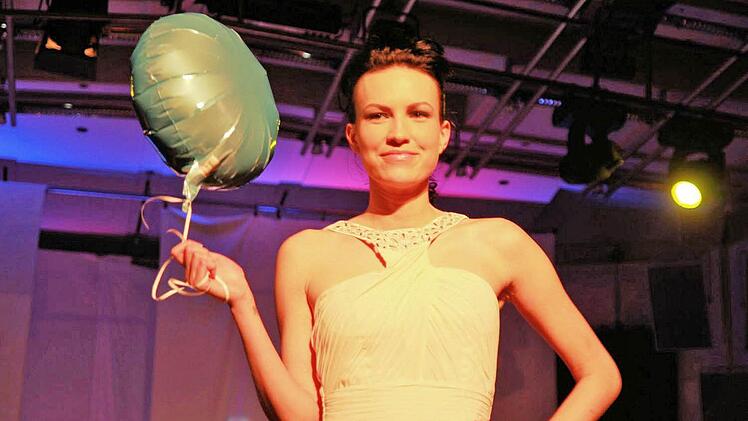 Schrilles, Buntes und Elegantes auf dem Catwalk. Foto: Merzbach