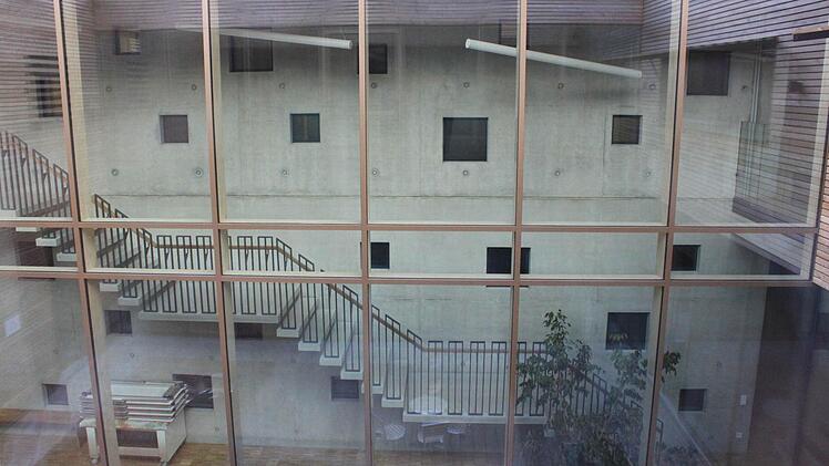 Blick auf die Glasfront mit Treppenaufgang.