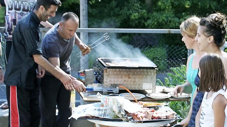 Lammfleisch mit viel Koblauch wird von den Männern gegrillt. Foto: Werner Vogel