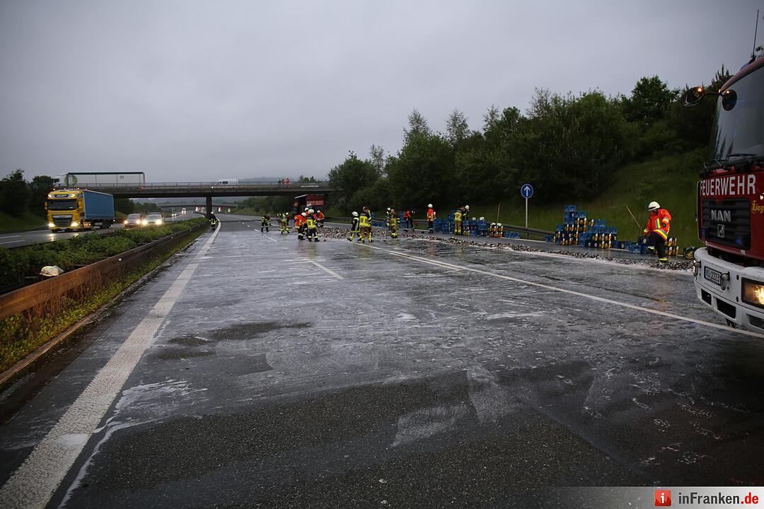 Ladungssicherung bei Getraenkelaster unzureichend - Lkw verliert etwa 200 Bierkaesten auf der Autobahn