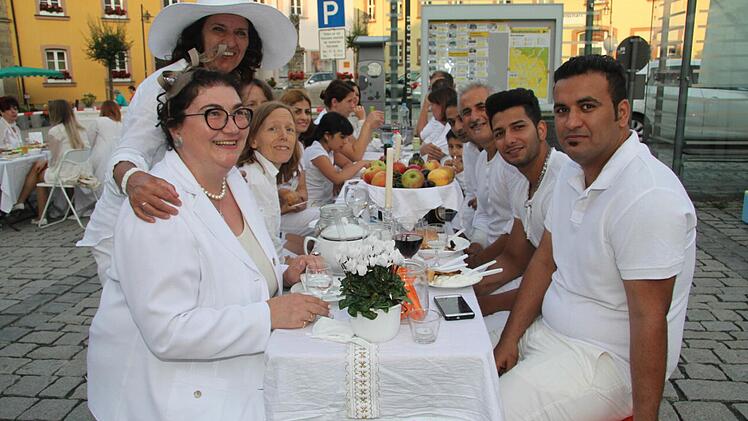 Renate Kraus hat Asylbewerber eingeladen. Und die jungen Männer fanden das "Diner en blanc" eine wunderbare Angelegenheit und genossen den unbeschwerten Abend. Foto: Sonny Adam