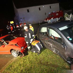 Feuerwehr muss Mitfahrer nach Vorfahrtsunfall befreien