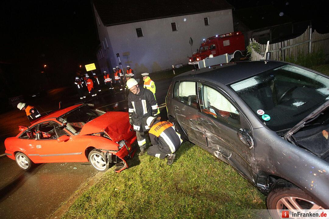 Feuerwehr muss Mitfahrer nach Vorfahrtsunfall befreien
