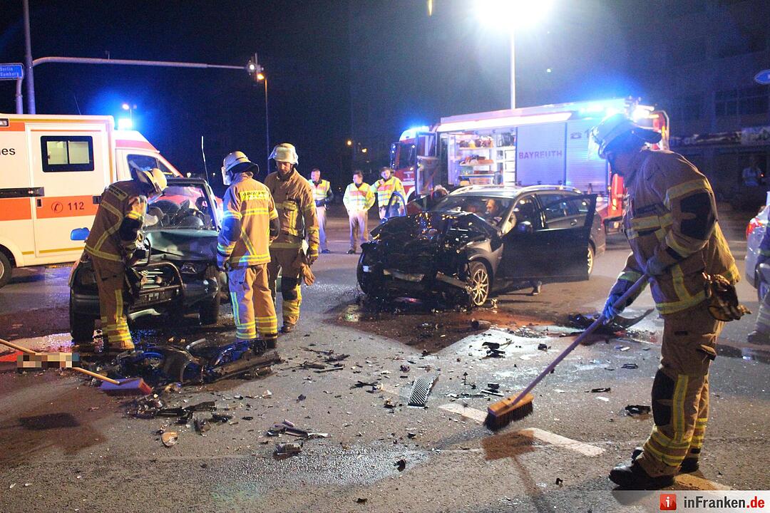 Frontalcrash in Bayreuth: Autos kollidieren - drei Menschen verletzt