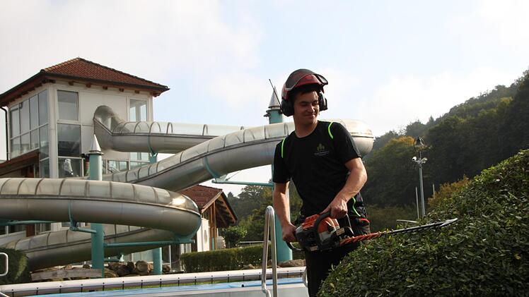 Hecken werden gestutzt und der Reisig beiseite geschafft. Foto: Ulrike Müller