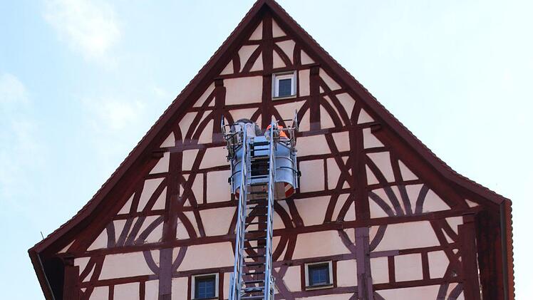 Mit der Drehleiter ist es möglich, die Schäden am Fachwerk zu begutachten. Thomas Malz