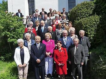Die Jubelkonfirmanden vor der Kirche in Muggendorf Foto: Paul Pöhlmann