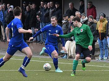 Ein Volltreffer: Mit zwei Toren war Winter-Neuzugang Filip Lijesnic (am Ball) Bad Kissingens Matchwinner beim 3:0-Erfolg gegen den SV-DJK Unterspiesheim (rechts: Samuel Graf) auf dem Winkelser Kunstrasen. Foto: Hopf