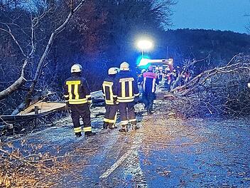Die Feuerwehr Burkardroth rückte wie viele anderen Wehren auch aus, um umgestürzte Bäume von Straßen zu räumen.