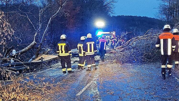 Die Feuerwehr Burkardroth rückte wie viele anderen Wehren auch aus, um umgestürzte Bäume von Straßen zu räumen.