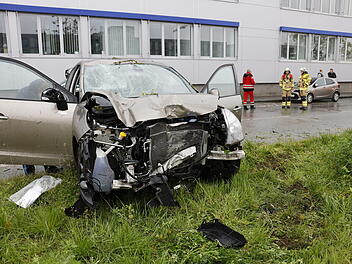 Auto kommt von Fahrbahn auf begrünten Mittelstreifen ab: Zwei Verletzte Auto kommt von Fahrbahn auf begrünten Mittelstreifen ab: Zwei Verletzte