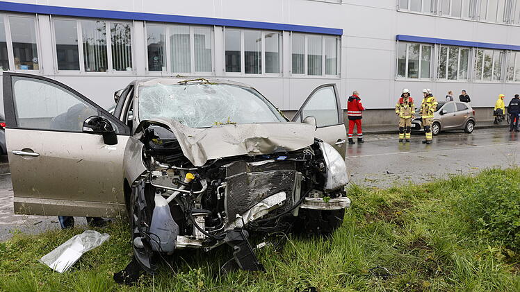 Auto kommt von Fahrbahn auf begr&uuml;nten Mittelstreifen ab: Zwei Verletzte
