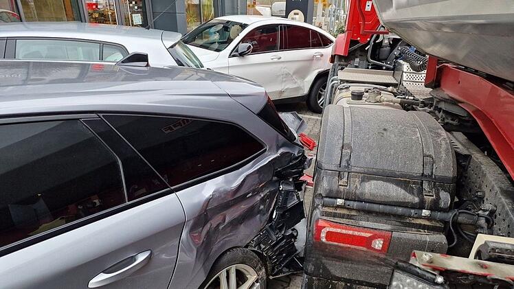 Würzburg: Spektakulärer Unfall in Kist - Lkw knallt vor Bäckerei in drei Autos - "verlor Kontrolle"