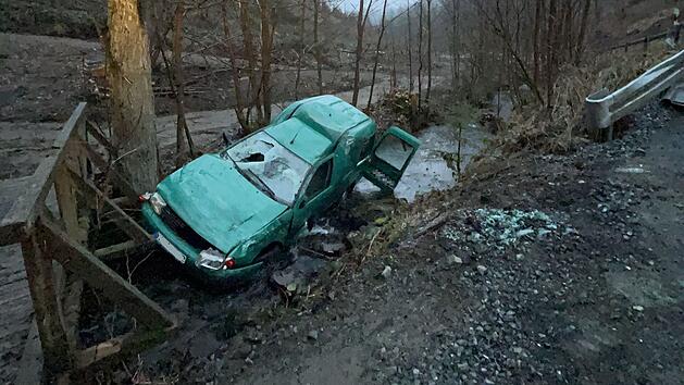 "Spektakulärer Unfall": Auto landet im Bach