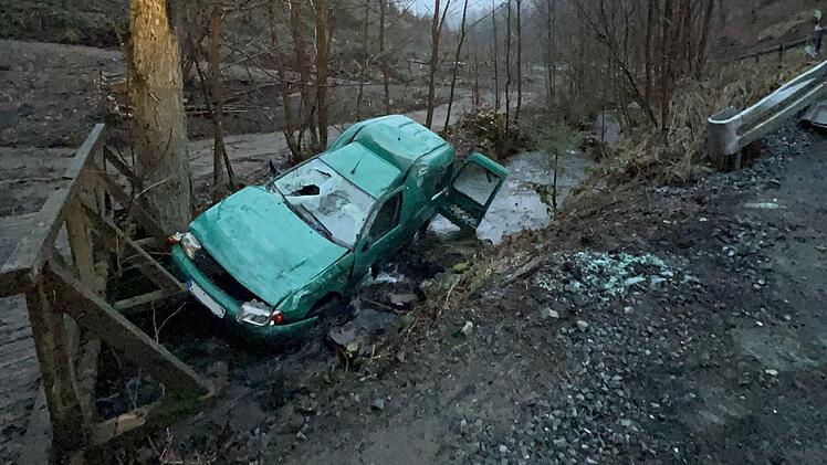 "Spektakulärer Unfall": Auto landet im Bach