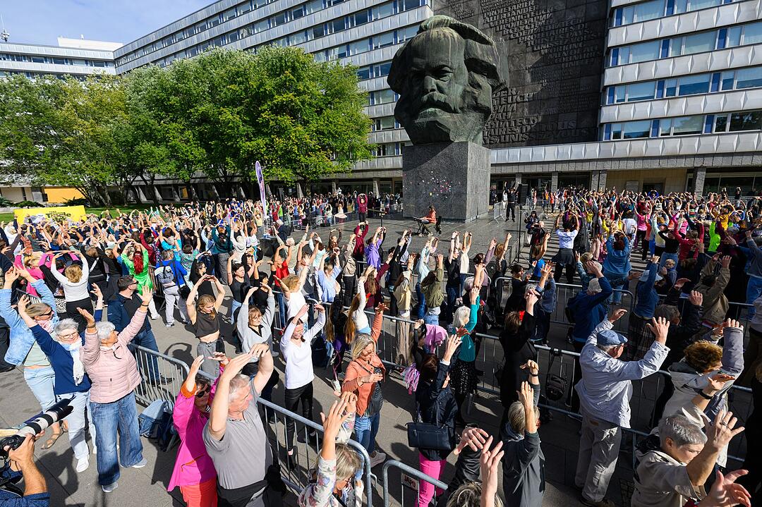 Tanzen am Karl-Marx-Monument