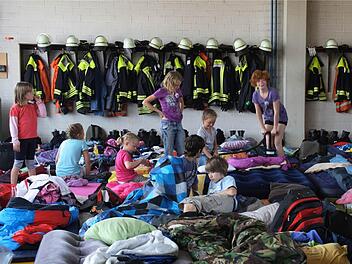 Für 48 Stunden wird die Fahrzeughalle der Geiselwinder Feuerwehr  zum riesigen  Schlafsaal.