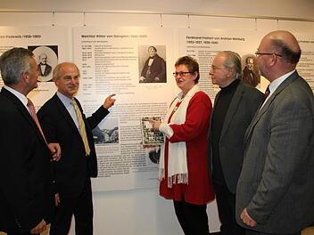 Sie hoffen auf viele Besucher, die sich im Landratsamt Kronach mit der Geschichte Oberfrankens befassen. Im Bild (von links): Landrat Oswald Marr, Klaus Rupprecht vom Staatsarchiv Bamberg, Kulturreferentin Gisela Lang, Altlandrat Heinz Köhler und Vorsitzender des Gemeindetags Egon Herrmann. Foto: Veronika Schadeck