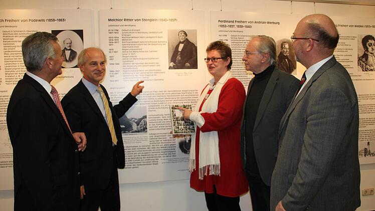 Sie hoffen auf viele Besucher, die sich im Landratsamt Kronach mit der Geschichte Oberfrankens befassen. Im Bild (von links): Landrat Oswald Marr, Klaus Rupprecht vom Staatsarchiv Bamberg, Kulturreferentin Gisela Lang, Altlandrat Heinz Köhler und Vorsitzender des Gemeindetags Egon Herrmann. Foto: Veronika Schadeck