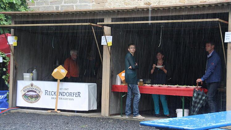 Der Regen sorgte kurzzeitig für eine Verschnaufpause an der Salattheke und am Getränkestand.