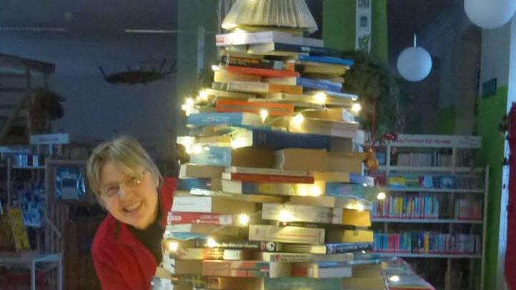 Karin Wengerter und ihr leuchtender Medienbaum. Foto: privat