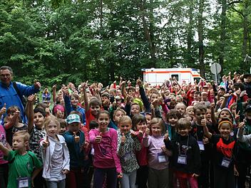 Zu einem kleinen Volkslauf geriet der diesjährige Sponsorenlauf der Henneberg-Grundschule. Rund 270 Kinder liefen für einen guten Zweck.  Foto: Bernd Czelustek