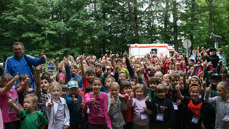 Zu einem kleinen Volkslauf geriet der diesjährige Sponsorenlauf der Henneberg-Grundschule. Rund 270 Kinder liefen für einen guten Zweck.  Foto: Bernd Czelustek