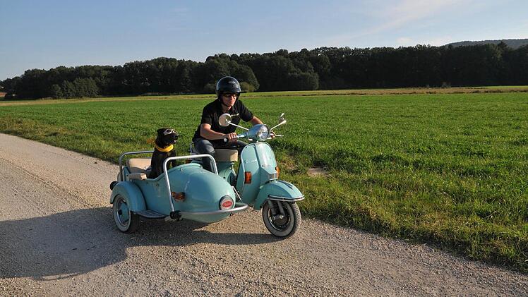Mit seiner Hundedame Naomi im Beiwagen fährt Michael Auer gerne durch das obere Maintal. Der chinesische Faltenhund, schick gekleidet mit Brille und Halstuch, lässt sich den Fahrtwind gerne um die Ohren blasen.